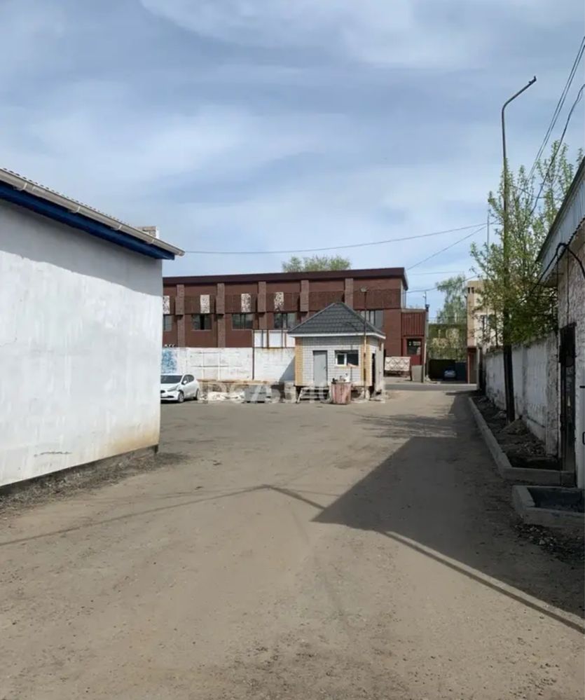 Угол Суворова-Малая объездная, на 6 машин, со всеми коммуникациями,