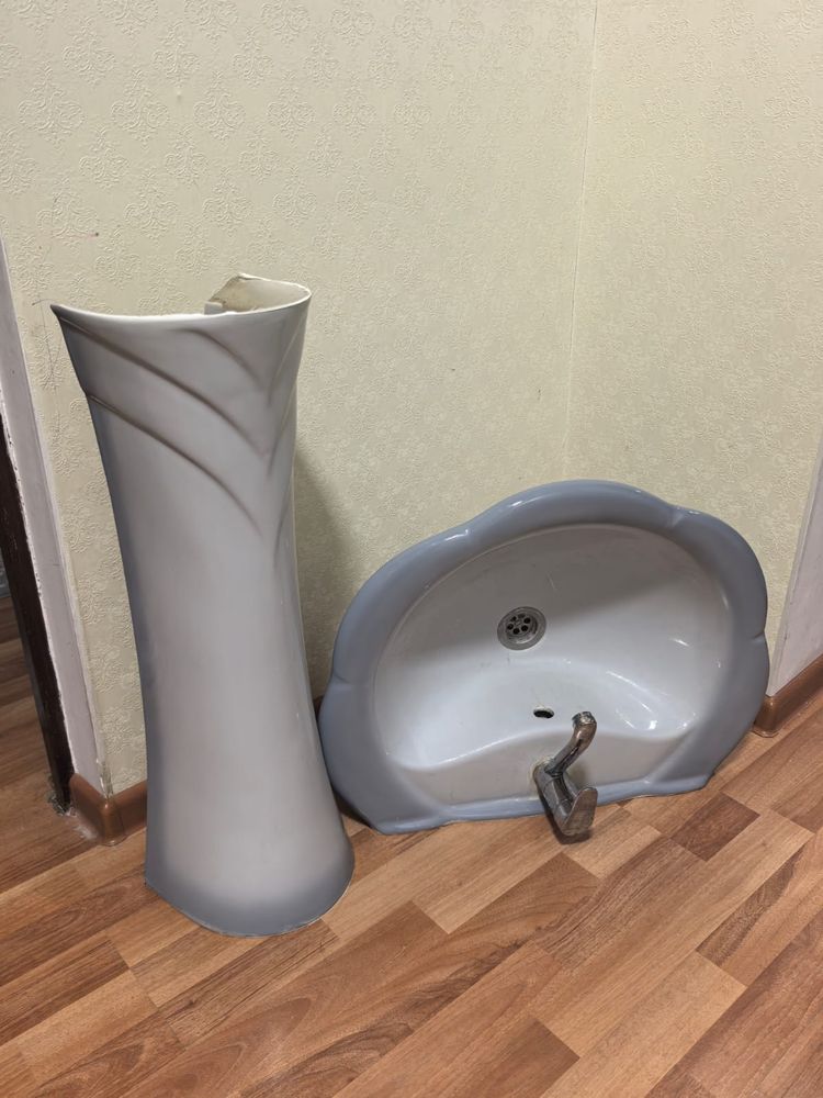 Продам   б/у унитаз и раковина