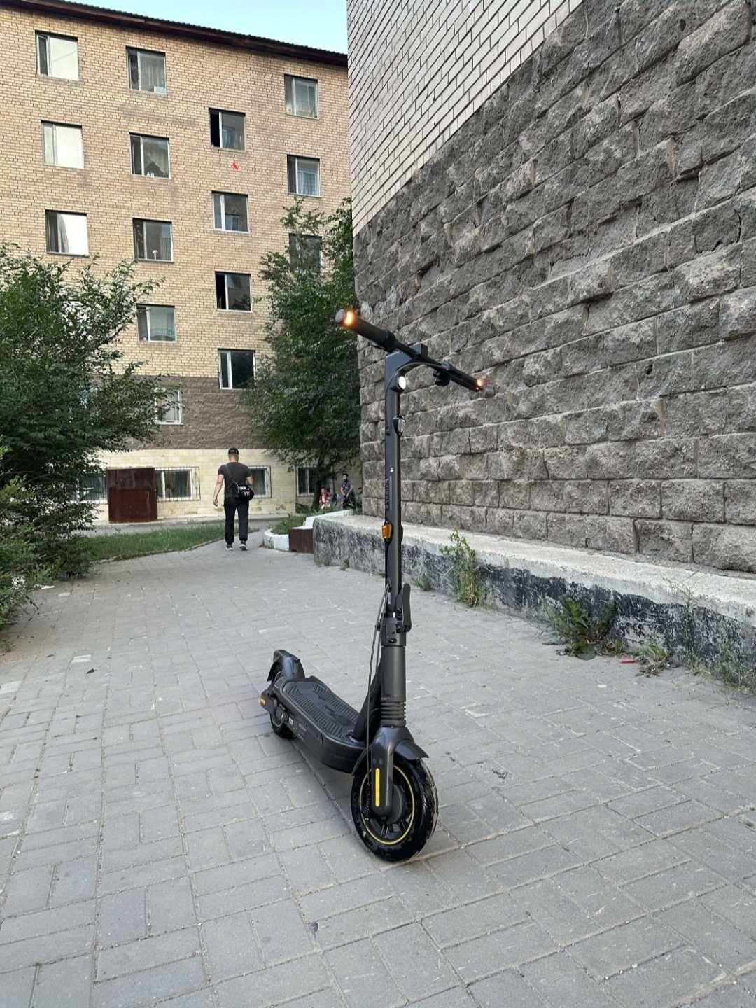 Отличный электросамокат Ninebot Max G2