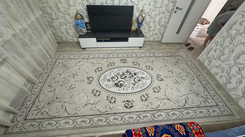 Продам ковёр  б/у размером  2×4м