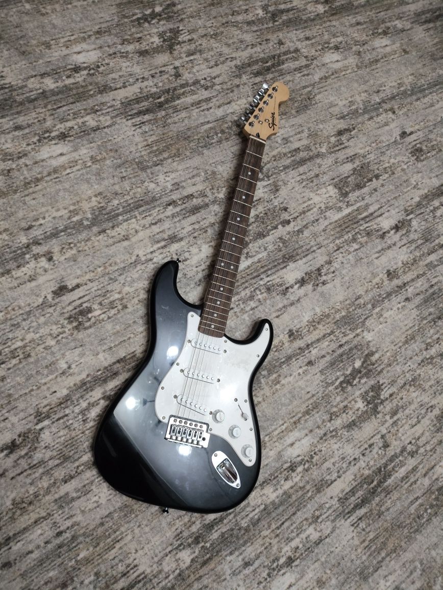 Практически новый Squier stratocaster