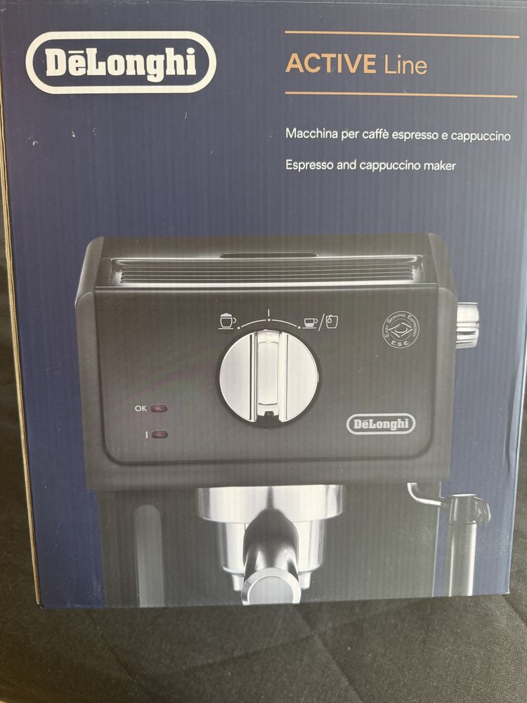Кофемашина Delonghi черного цвета, почти новая, пользовались редко