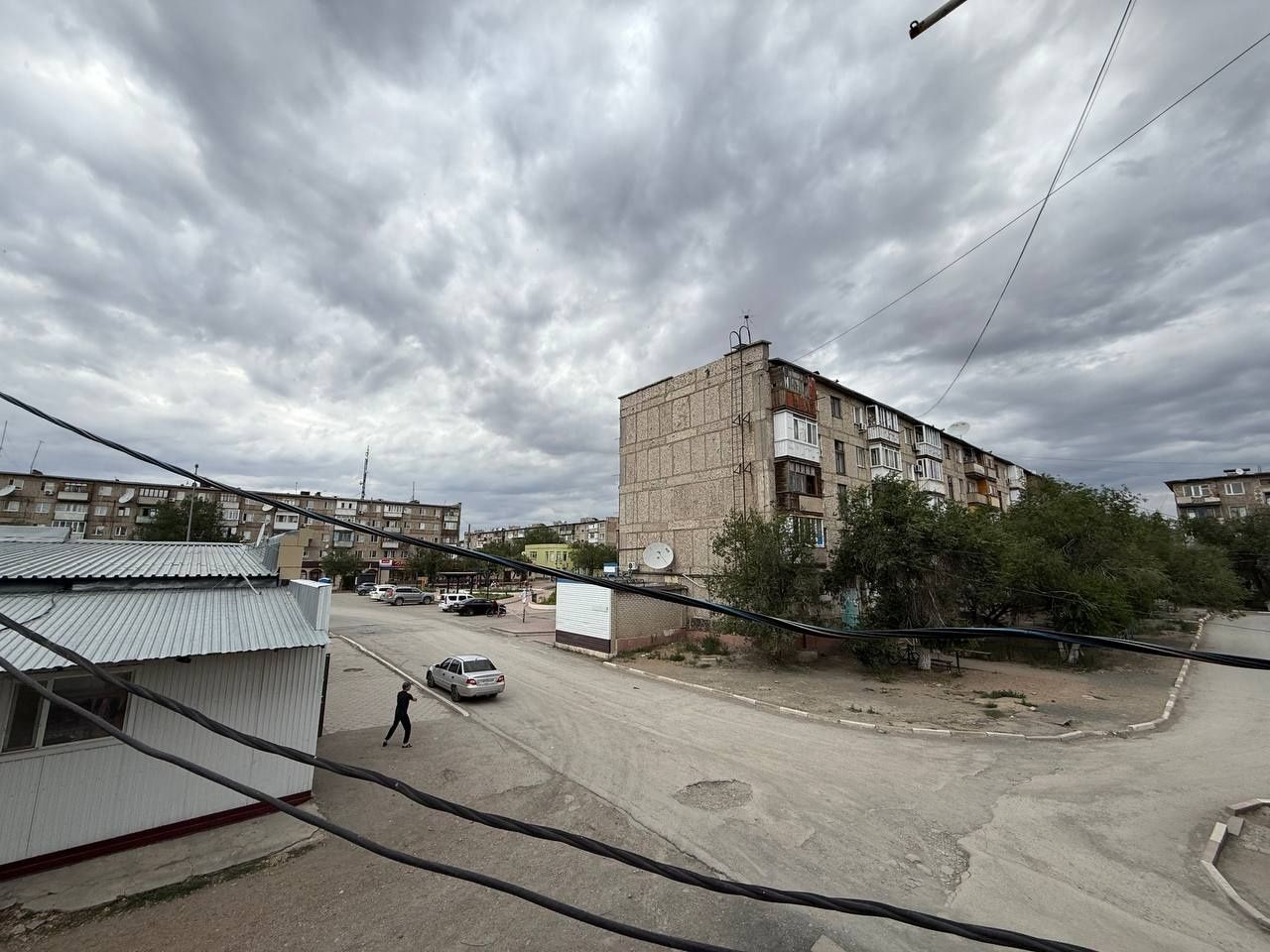 Продаётся 2х комнатная на 2 этаже ул. Мәңгілік Ел 18 (Комарова)