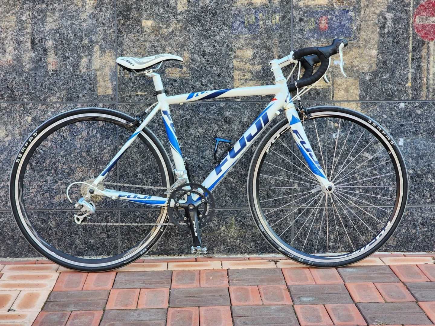 Шоссейный велосипед Fuji Roubaix 3.0. Горный велосипед: CELLO CXC2000.