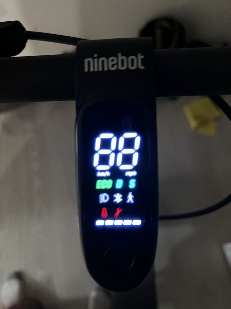Продам самокат Ninebot Kickscooter F20A в отличном состоянии