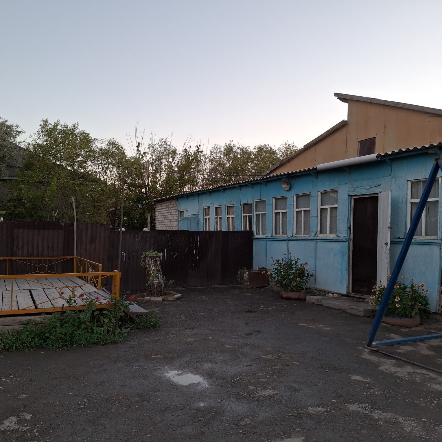 Үлкен трассада дүкенімен үй сатылады