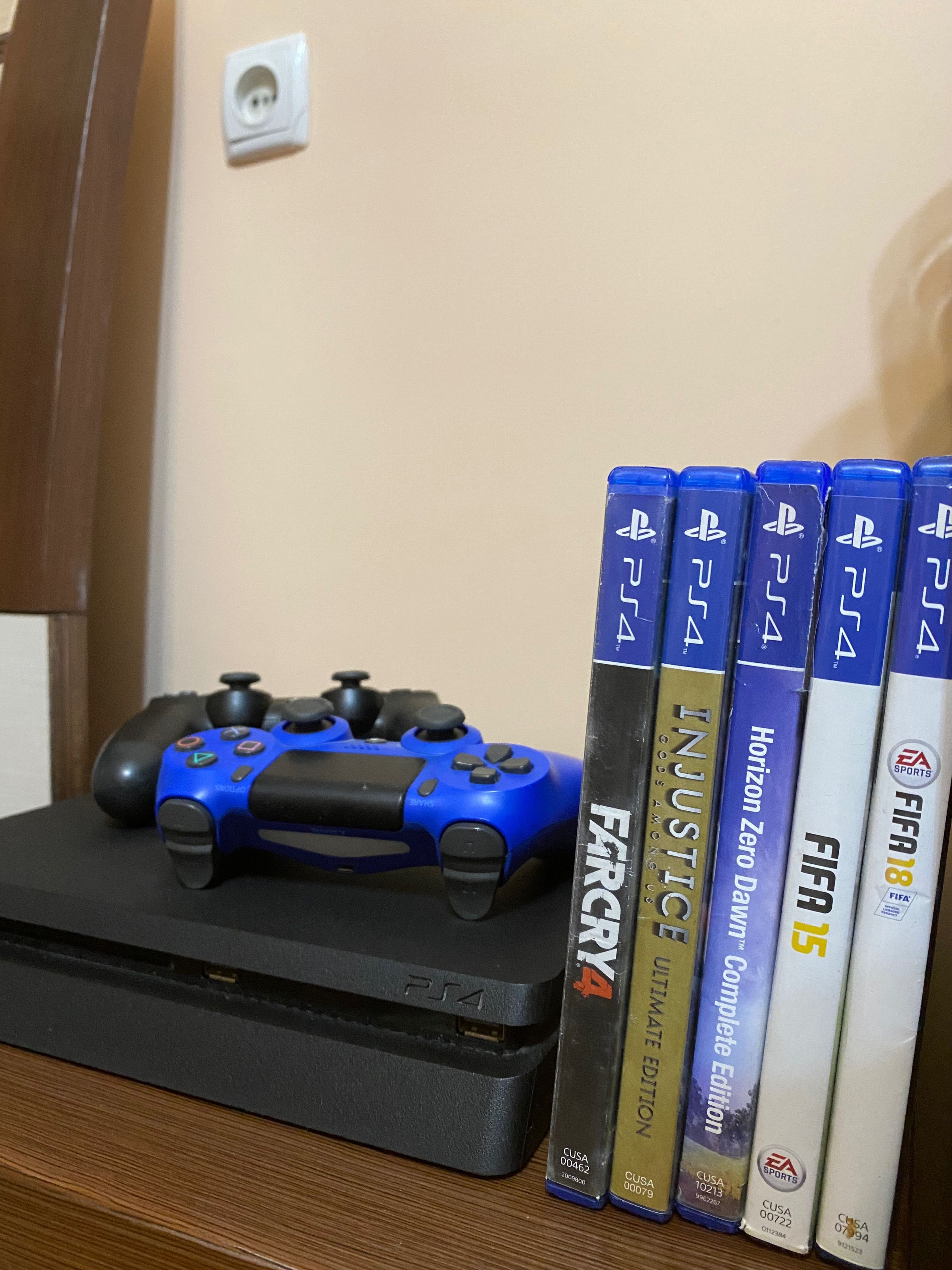 Playstation 4  в хорошем состоянии