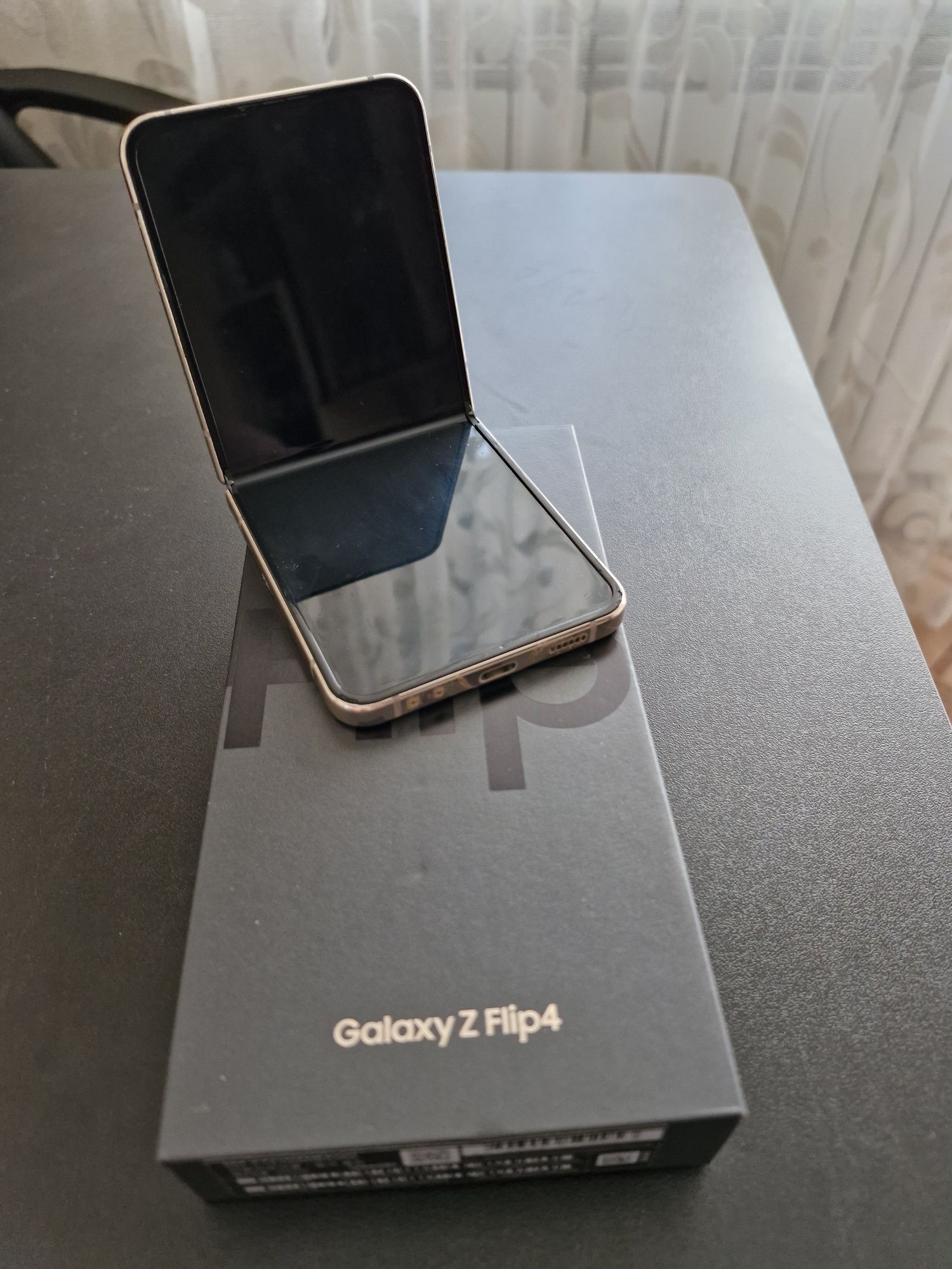 Samsung Galaxy Z Flip 4 | 8/256GB | Работает, но есть проблема с экран