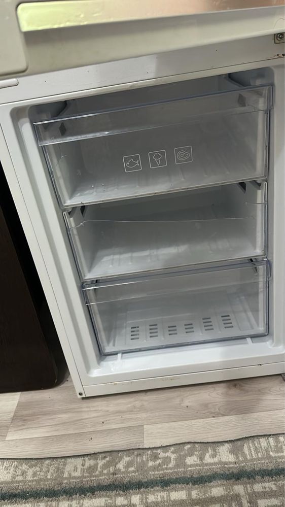 Продам БУ холодильник нужно заполнить газ