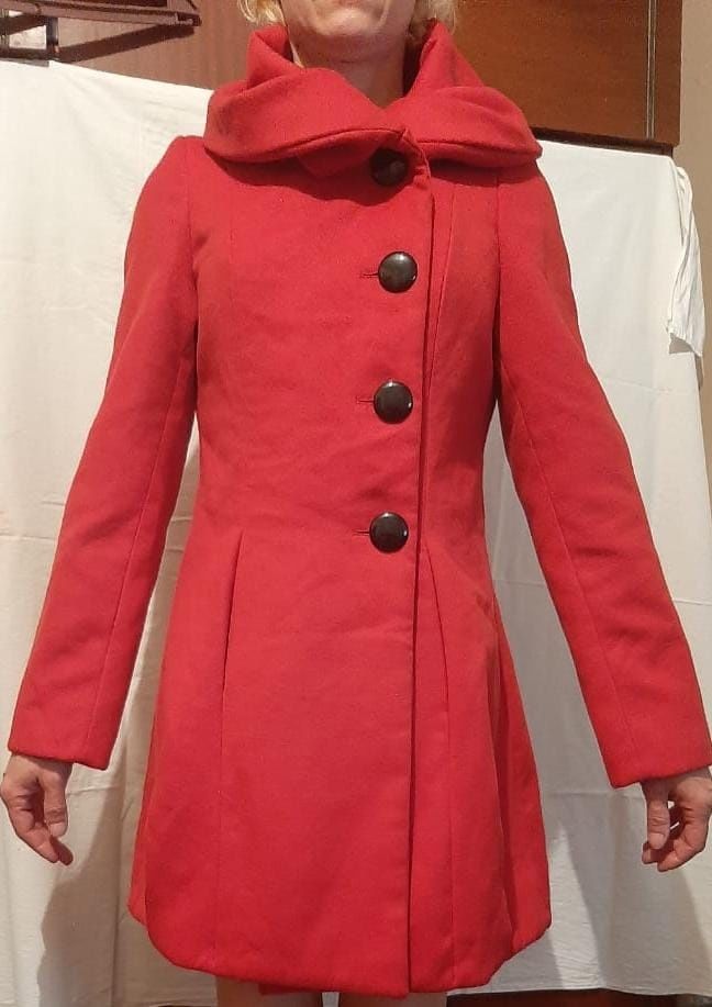 Продам 2 пальто 46 размера остальные  M, L, XL