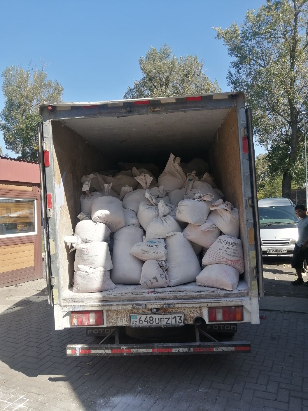 Недорого вывоз мусора бортовой газель заезд паркинг вывоз снега