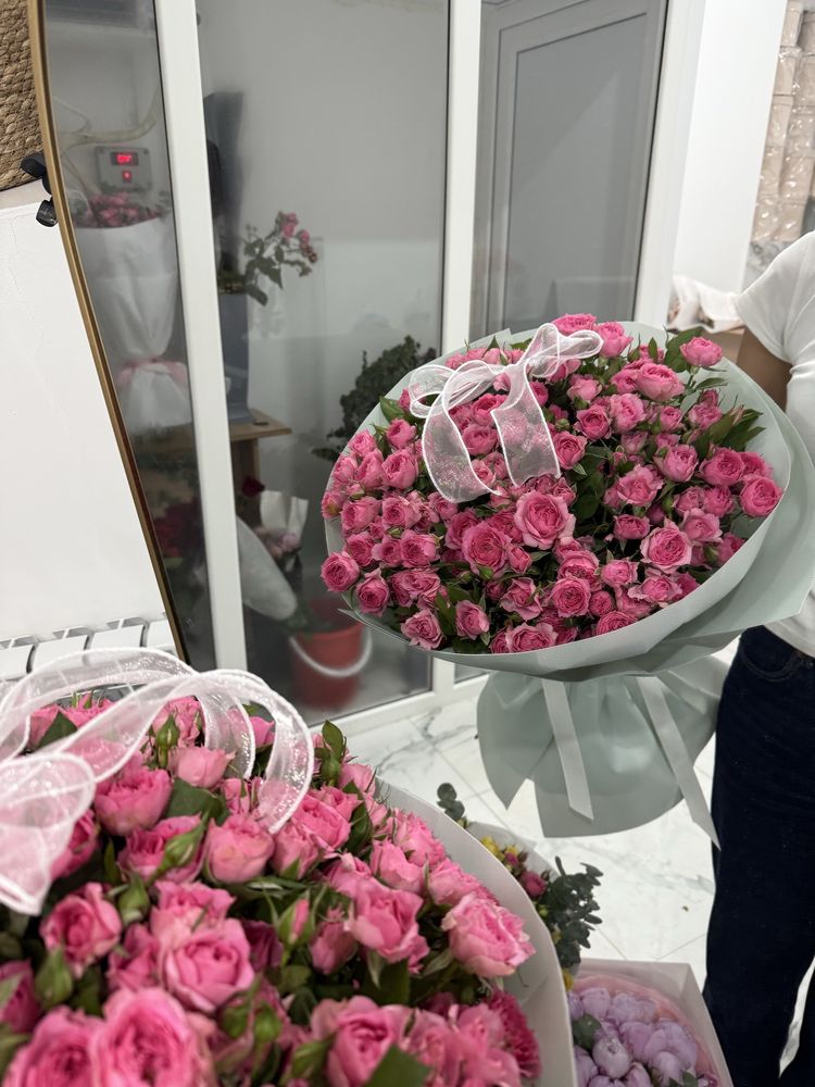 Объемный букет из кустовых роз