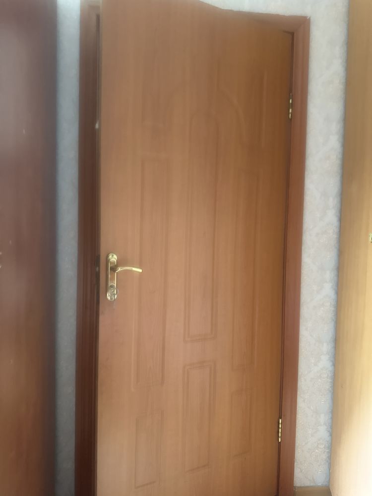 стол 6 стуля за 35000 диван 10000.  Ковры по 15000 и дорожки