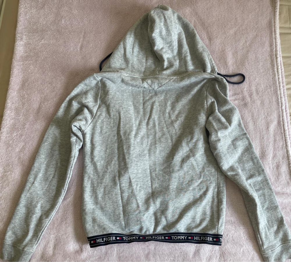 Продаю женское худи Tommy Hilfiger