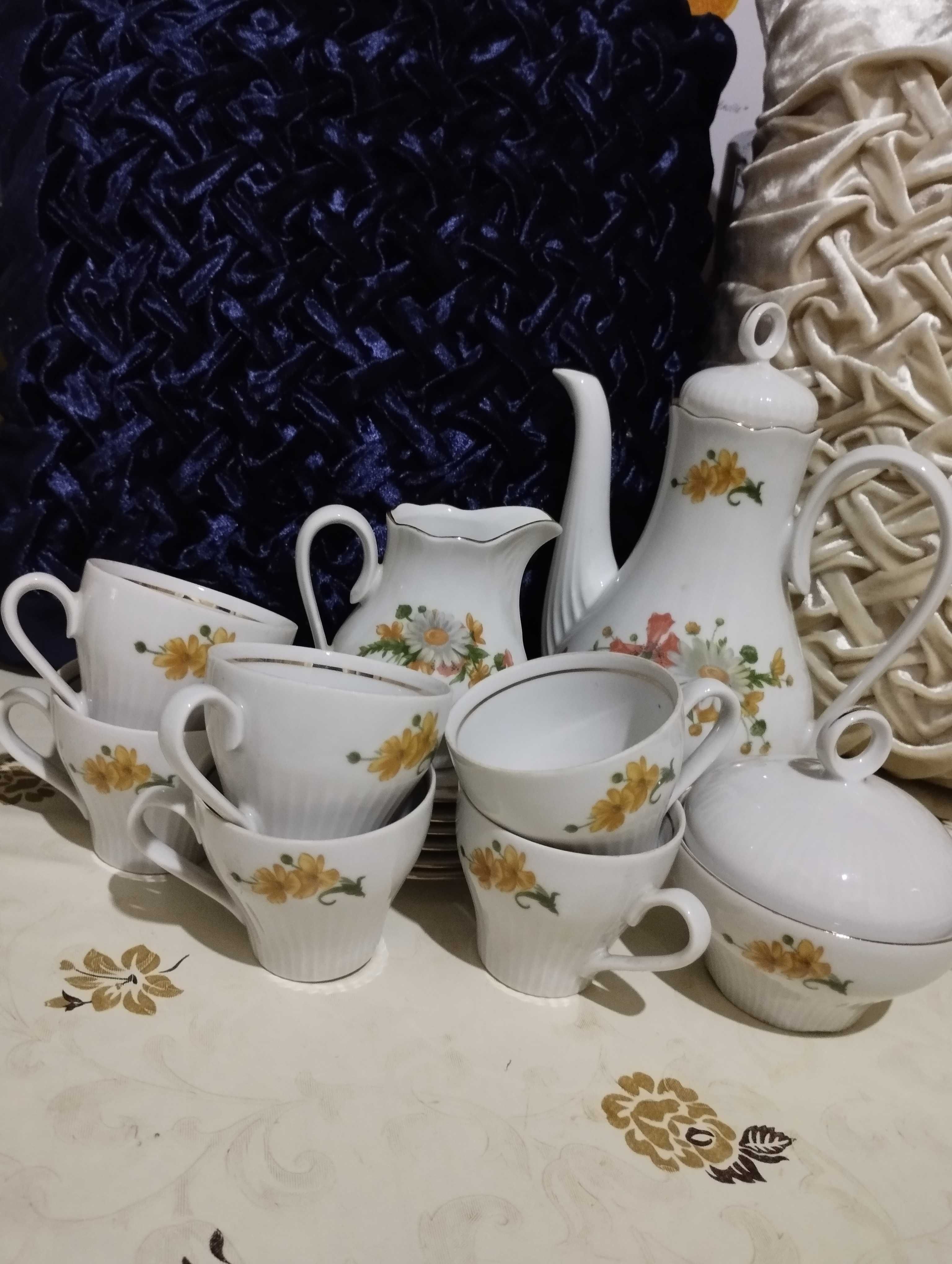 Срочно продам кофейный (ГДР)сервиз, возле Саяхата.