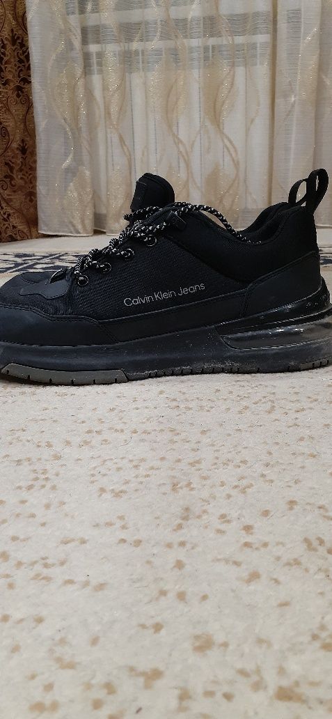 Продаю кроссовки.  Бренд Calvin Klein leans