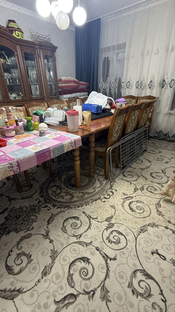 Стол и стулья для гостиной