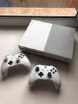 Приставка Xbox One X 1tb (2 геймпада)