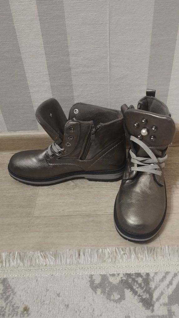 Продам женские ботинки