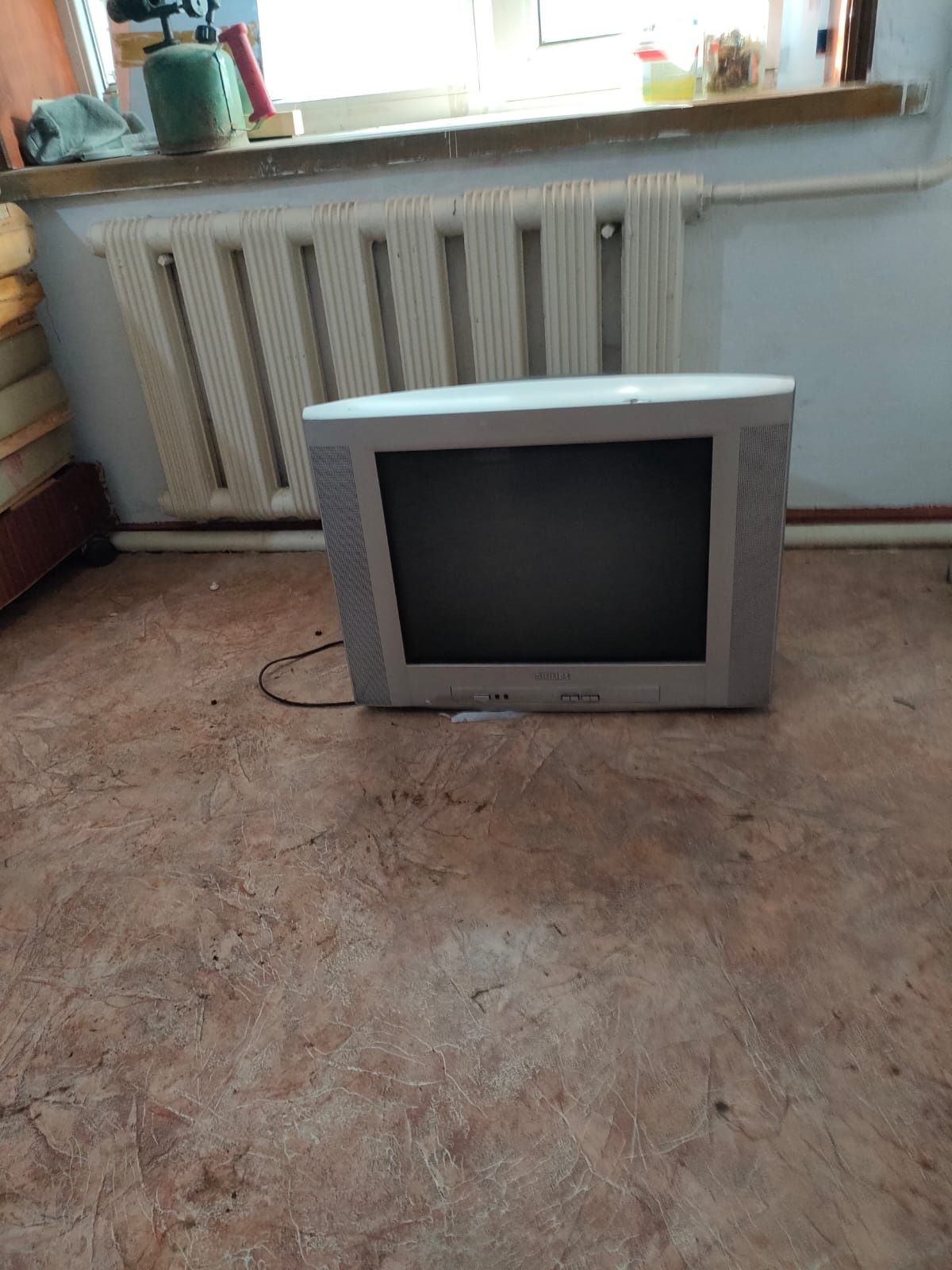 Односпальные кроват, телевизор с тумбой, стул