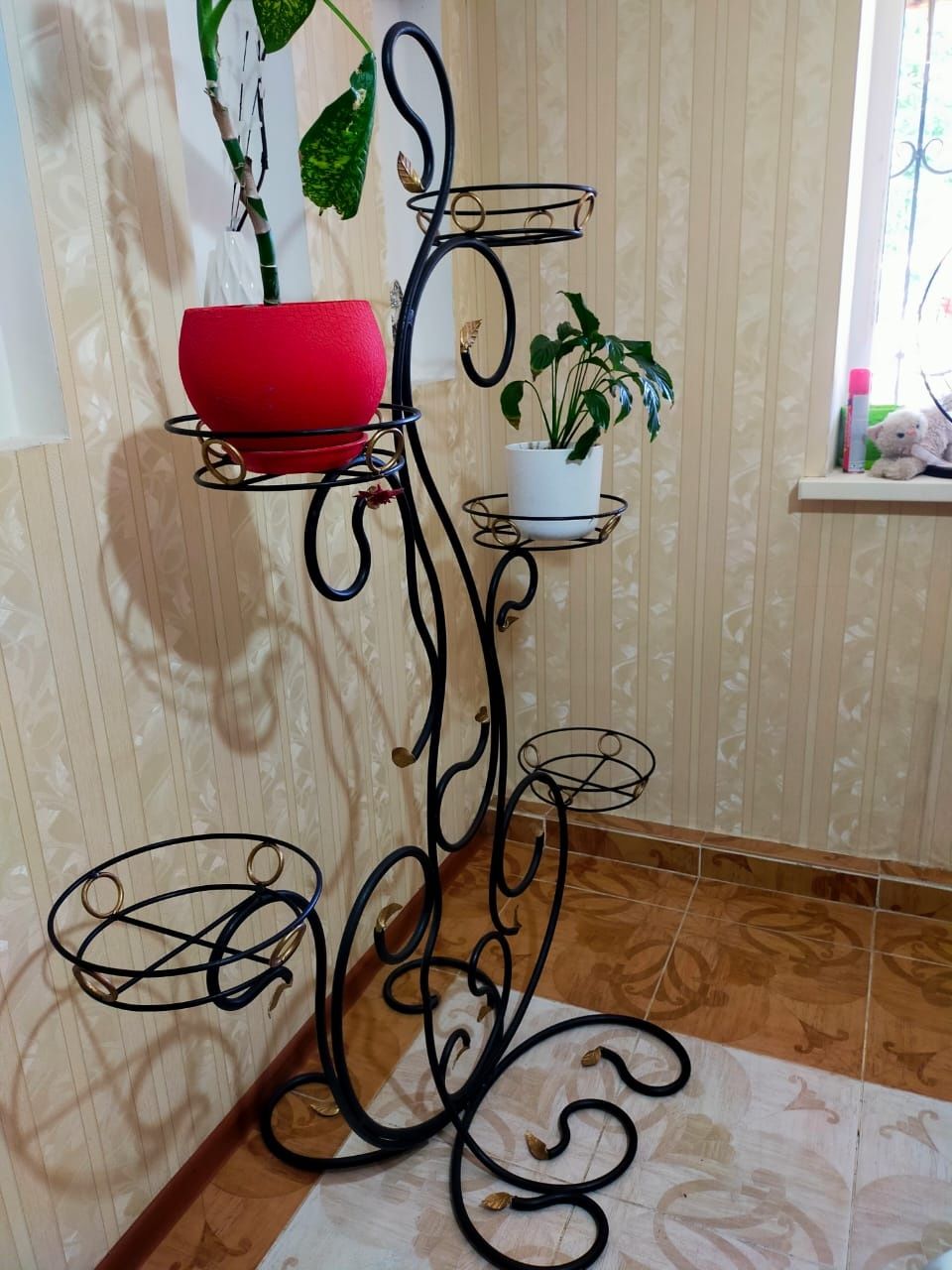 черная подставка для цветов
