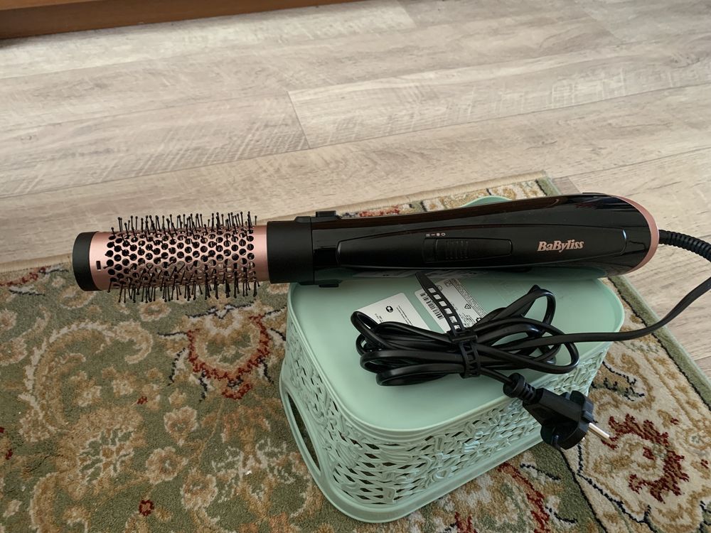 Продам новую фен щетку BaByliss, с 4 насадками,оригинал .