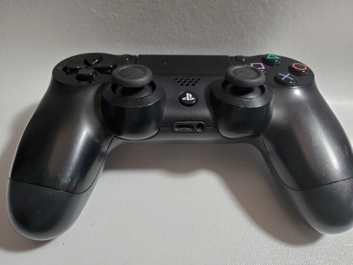 черный геймпад DualShock для PS4