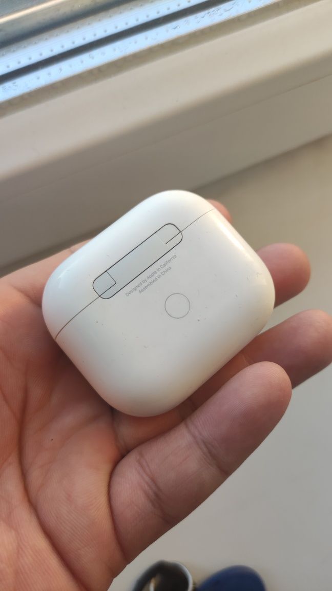 Продам оригинал кейс от airpods 3