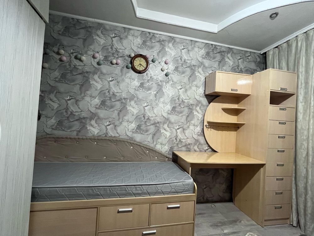 Продам кровати + стол и шкаф