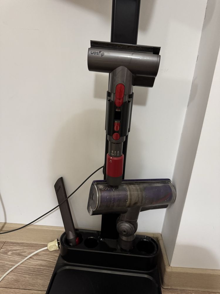 Беспроводной вертикальный пылесос Dyson SV12  плюс стойка