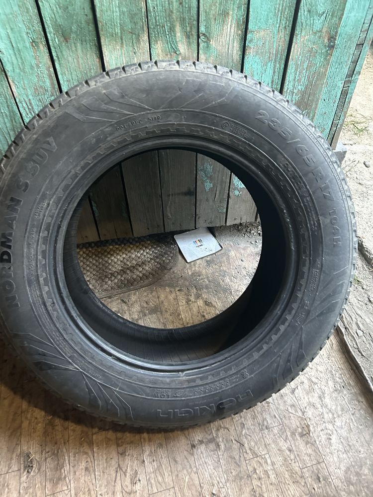 Продам комплект шин 235/65/17