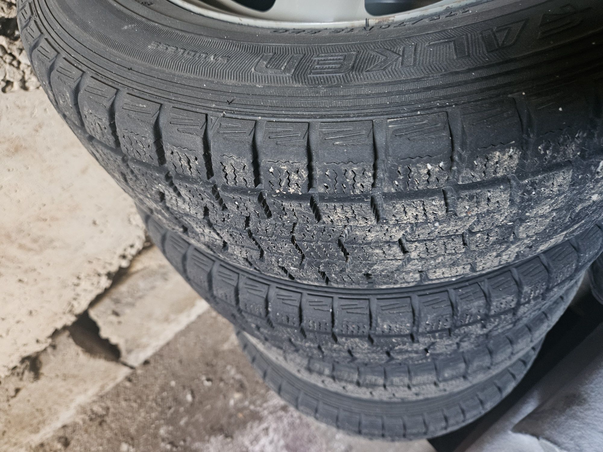 Резина с дисками 175/70/R13 состояние отличное. Срочно.