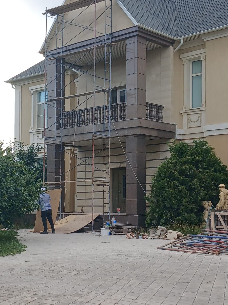 Лестница балясины тумба установка