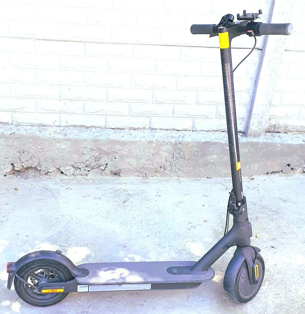 Срочно продаю электросамакат Xiaomi MI Electric Scooter Essential