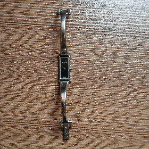 Продам винтажные кварцевые часы GUCCI 1500L