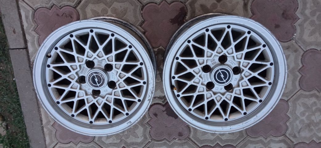 Продам резину  на 15 и  титанки
