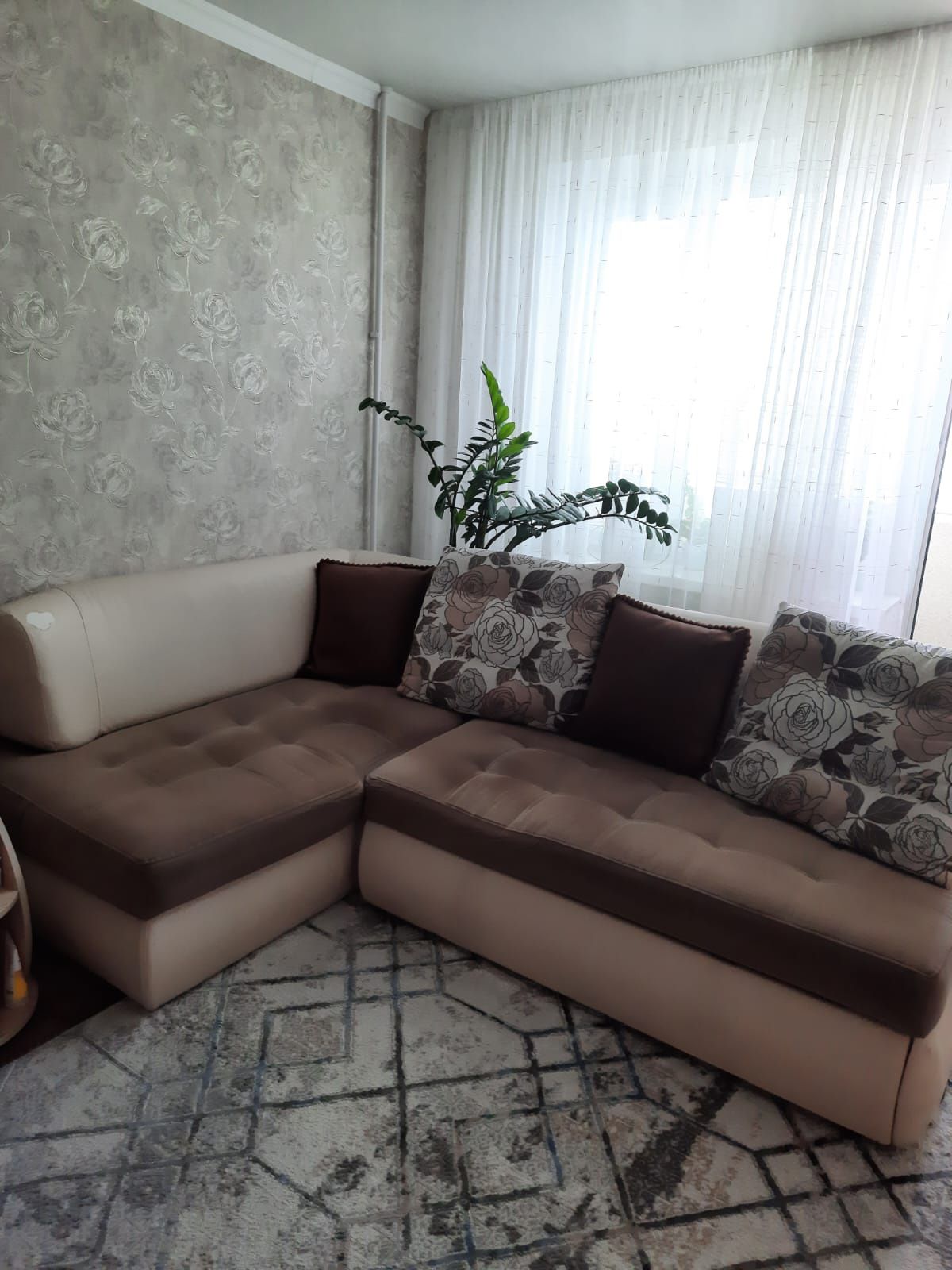 Продам угловой диван 60000