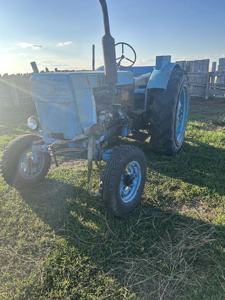 продам 2 трактора т-16.т-40