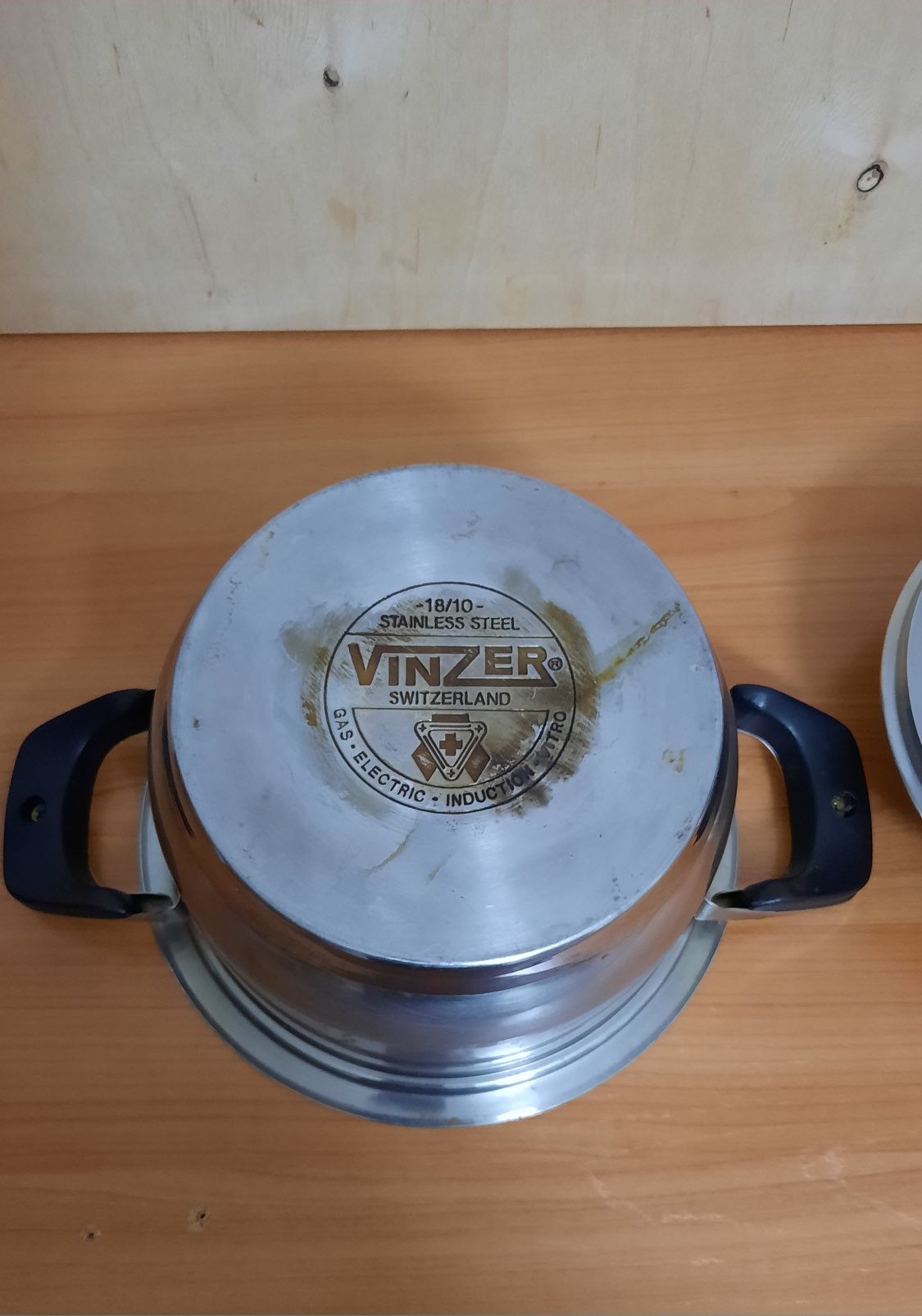 Кастрюля VINZER с крышкой. Б/у. Диаметр 21 см. Обьём 2,5 л.