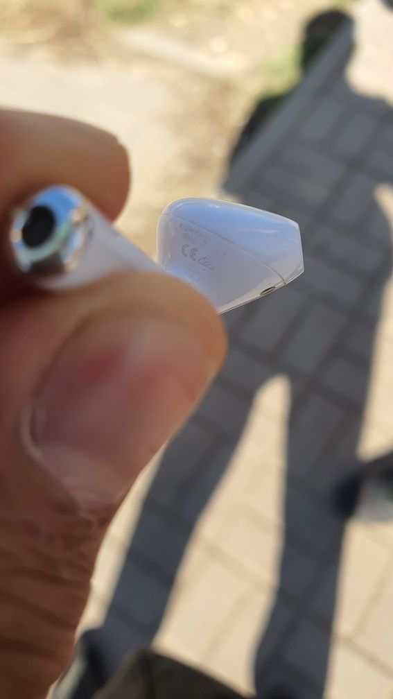 Продам левый и правый наушники  airpods  2