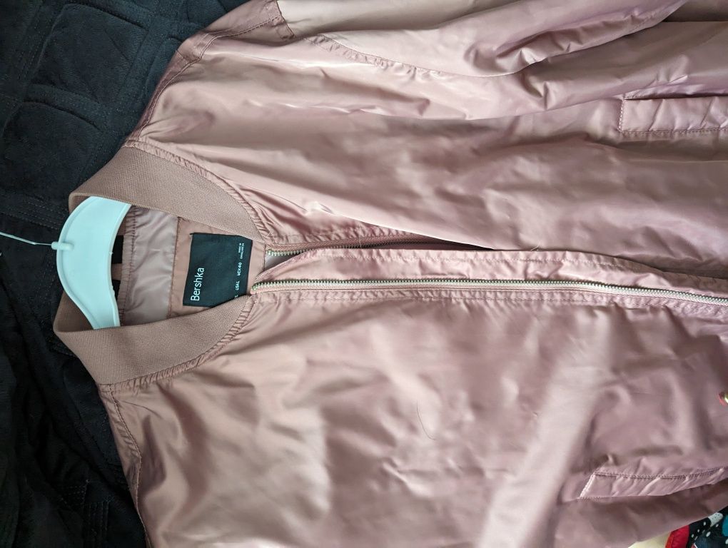 Продам новую ветровку-бомбер Bershka