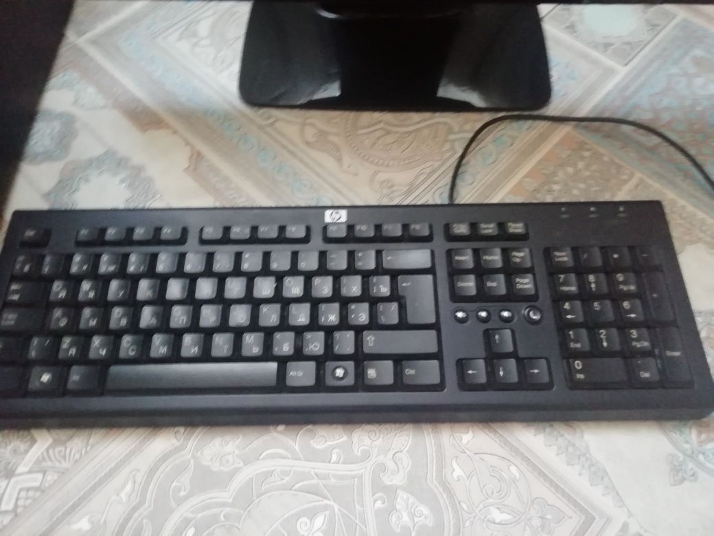 Компьютер Hp 2011x монитор, блок питания и клавиатура