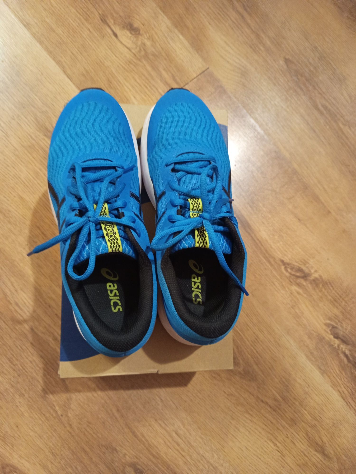 Кроссовки asics. Лёгкие. Удобные.