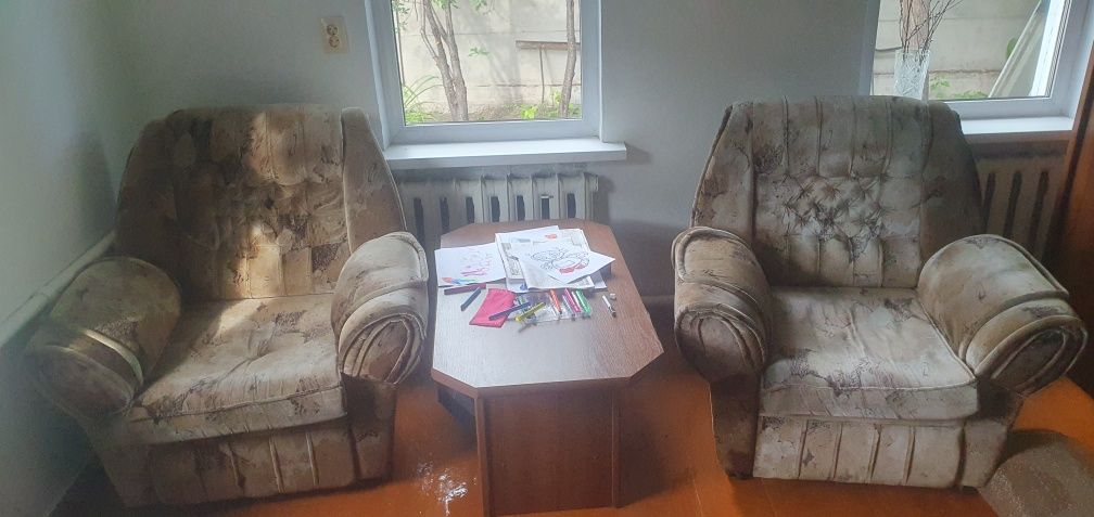 Продаем диван и 2 кресла б/у. Состояние среднее