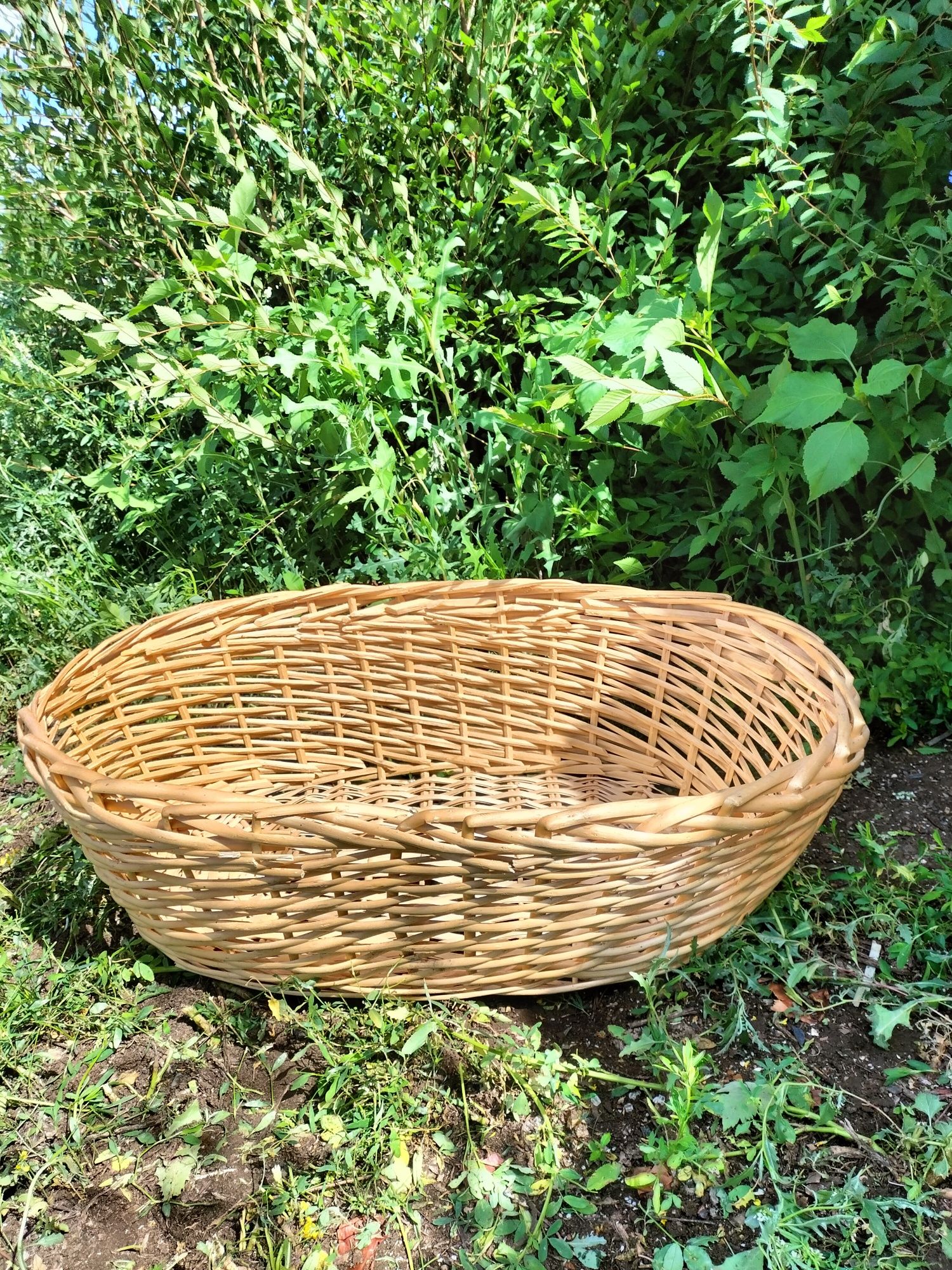 Продам плетеную корзину