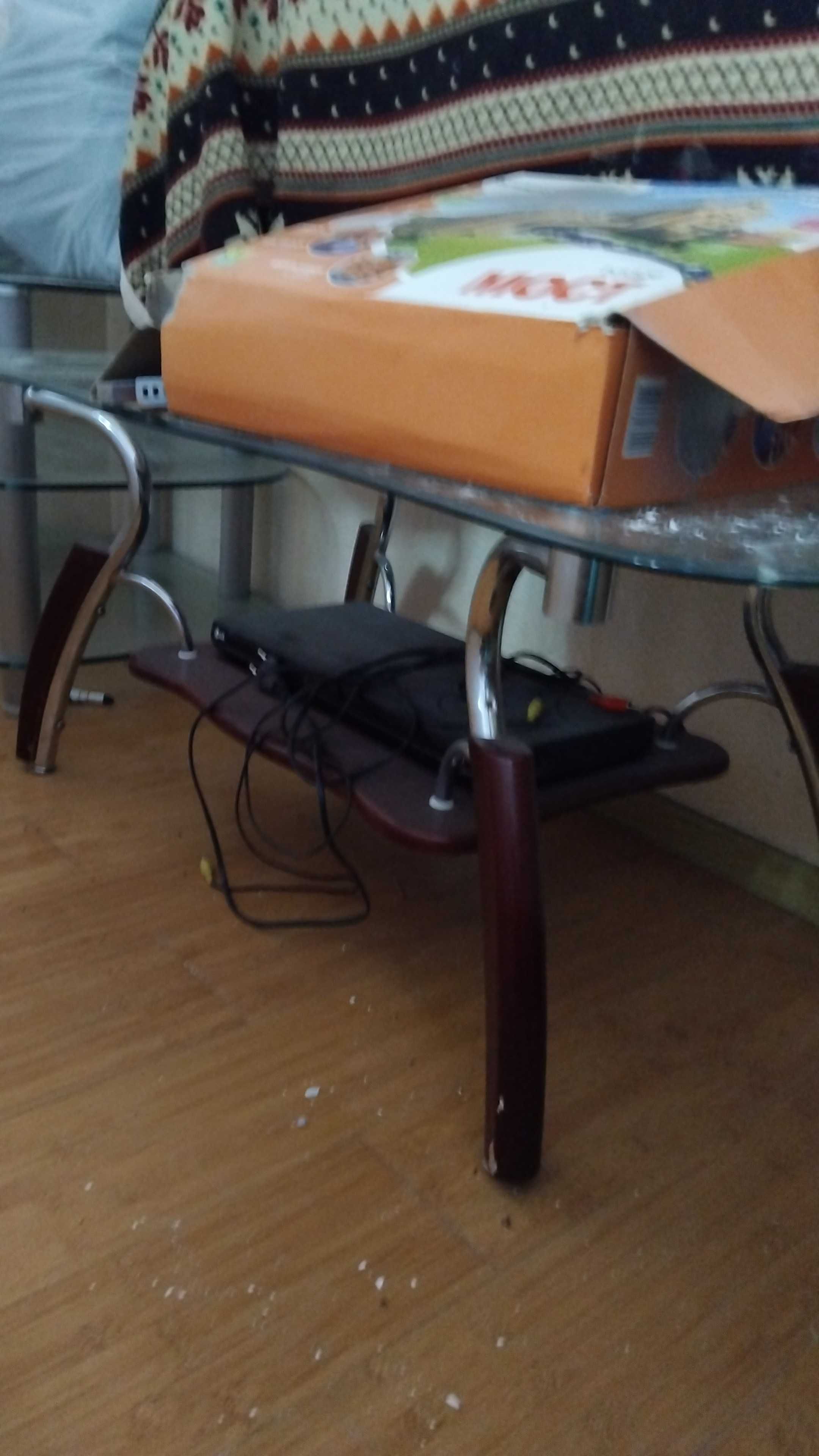 Стол стеклянный.  2 шт