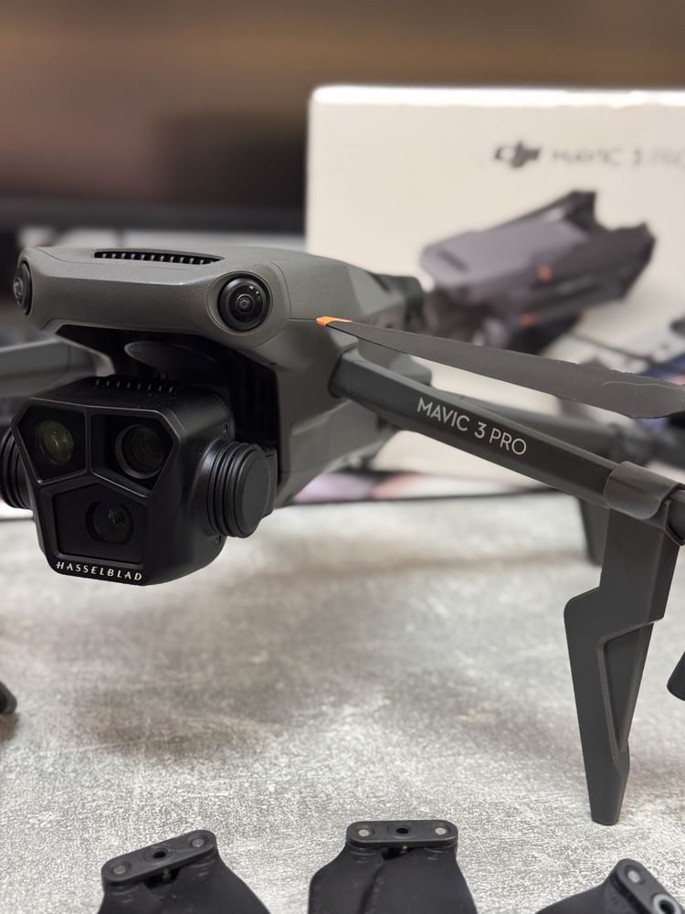 Дрон DJI Mavic 3 Pro Fly More Combo (DJI RC) серый