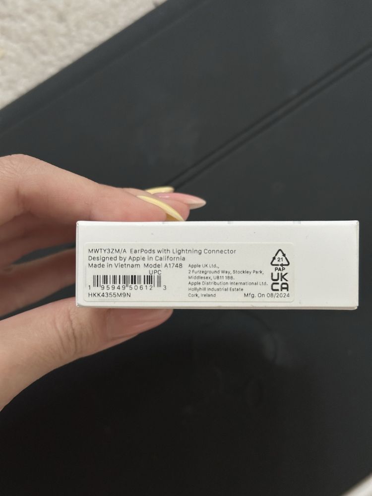 Наушники Apple EarPods with Lightning Connector