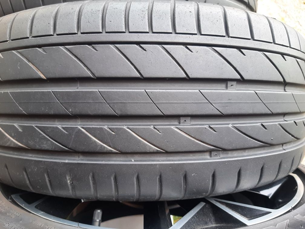 Продам шины 225/40/18 максис спорт.