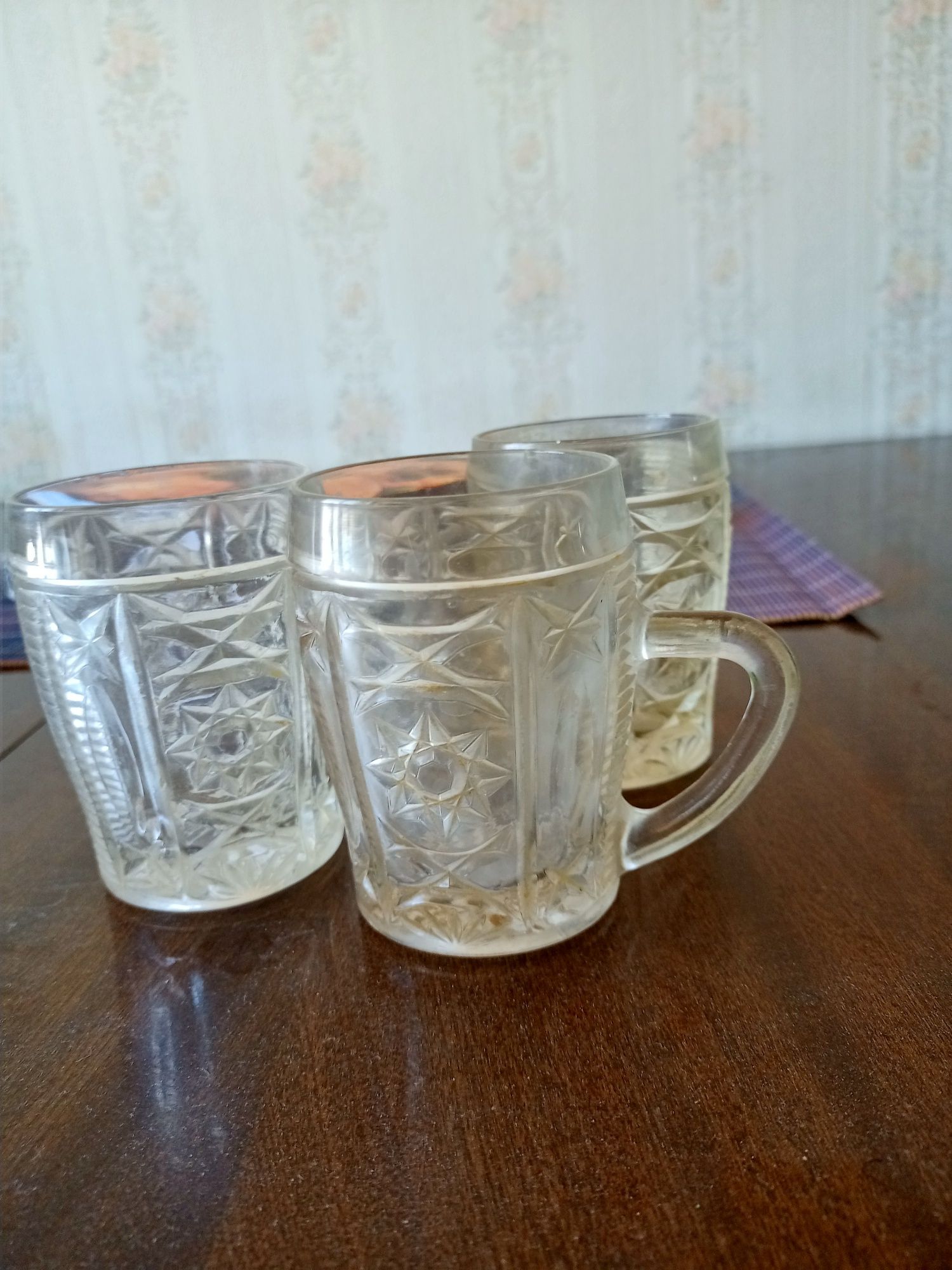 Стаканы и горшочки тарелки